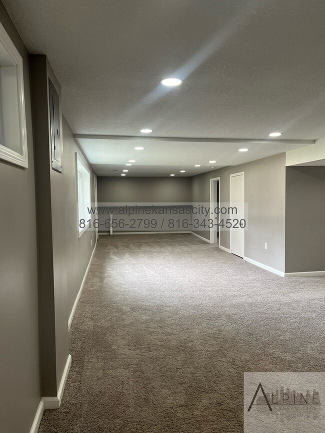 Building Photo - 5 Bedrooms, PLUS Rec Room in Gladstone!