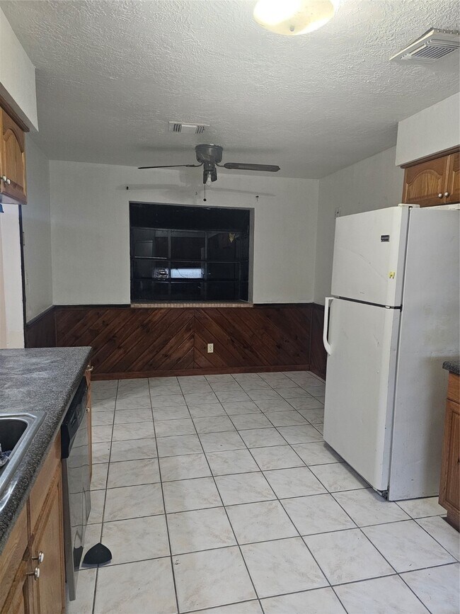 Building Photo - 4011 Alshire Dr