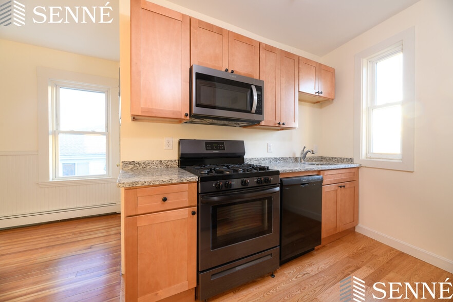 Building Photo - 146 Webster Ave