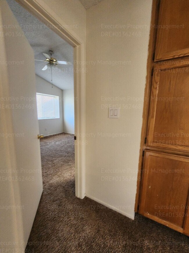 Building Photo - 3 bedroom/ 2.5 bathroom