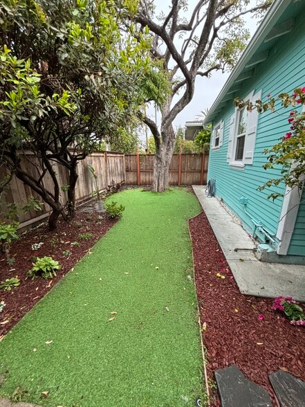 HUGE private yard / outdoor living g room - 912 1/2 California Ave