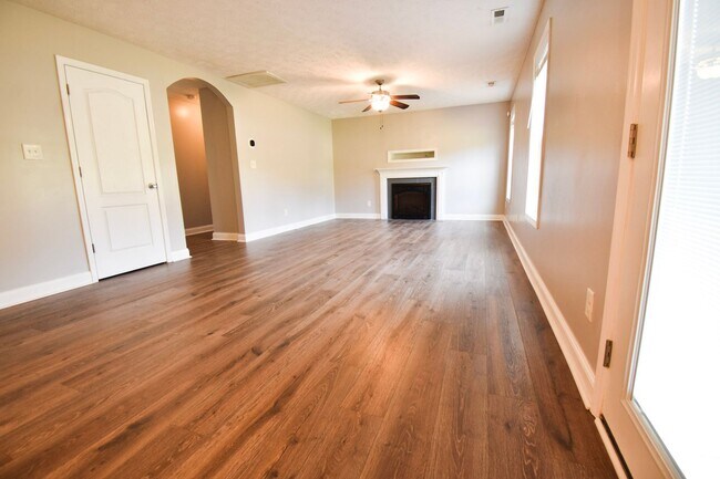 Building Photo - 4 bedroom, 2.5 bathroom Home!