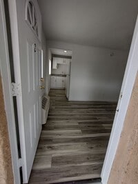 Building Photo - Sharp 1 Bed/1 Bath Updated Apt
