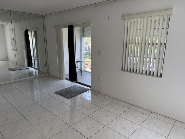 Building Photo - 4990 E Sabal Palm Blvd