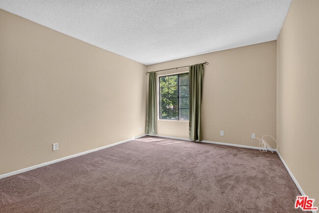 Building Photo - 2554 Olive Dr