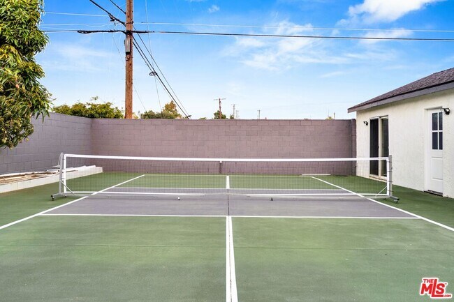 Building Photo - 6116 S La Cienega Blvd