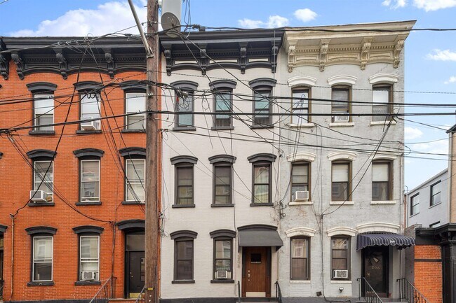 Building Photo - 208 9th St
