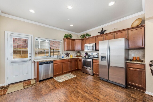 Building Photo - 4bed/4.5 LakeRidge Townhome Available for ...