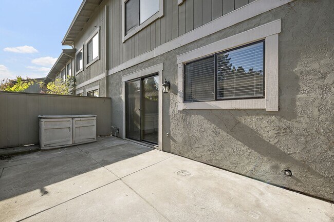 Building Photo - Remodeled 3-Bedroomn 2.5-Bathroom Townhome