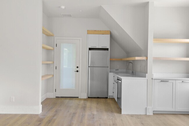 Building Photo - 3222 Holliday Ave