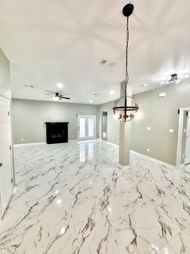 Building Photo - AVAILABLE NOW!!