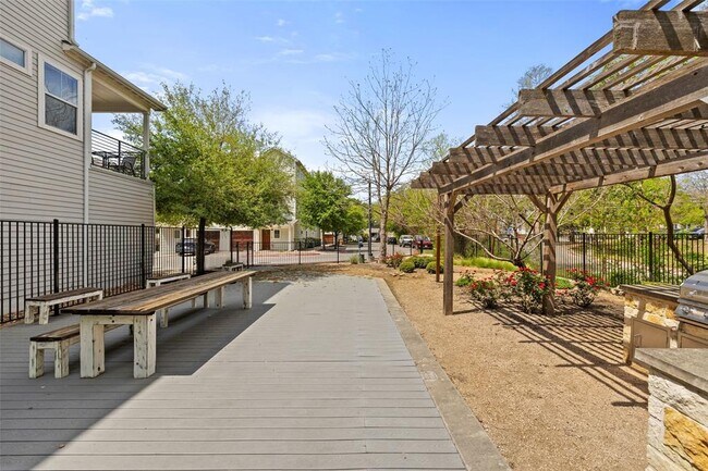 Building Photo - 2713 Halcyon Dr