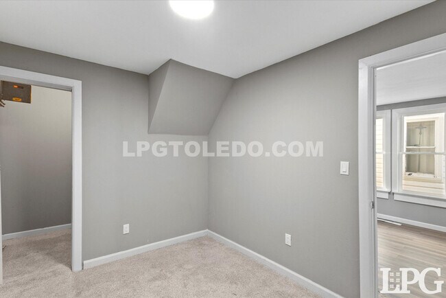 Building Photo - 1204 Navarre Ave