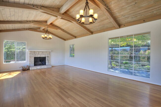 Building Photo - Peaceful Hope Ranch Living