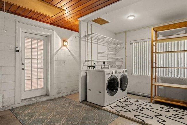 Building Photo - 2725 N Myrtle Ave