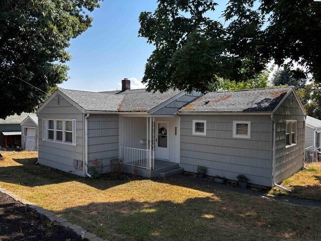 Building Photo - 750 NW Charlotte St