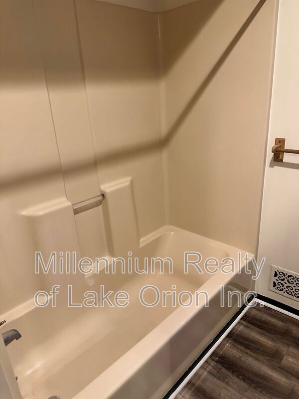 Building Photo - 6871 Continental Ave