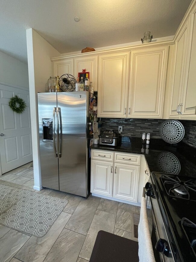 Building Photo - Gorgeous 3 Bed / 2.5 Bath Townhome, 1 Car ...