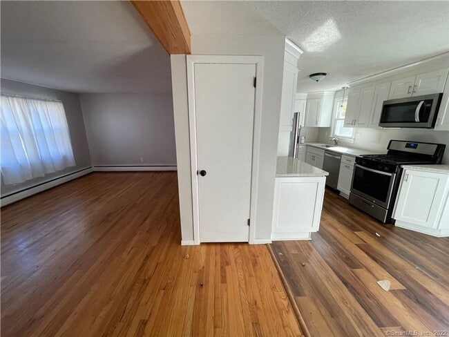 Building Photo - Quaint Single Family in Mystic!