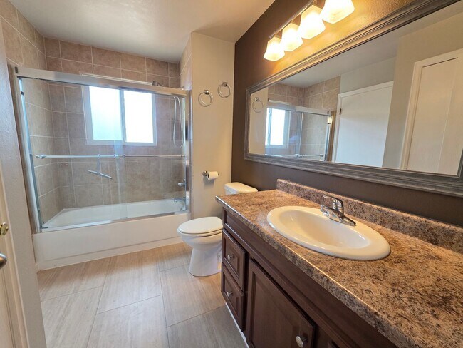 Building Photo - Beautiful 4 Bed, 2 Bath Home In The Heart Of Colorado Springs!!!