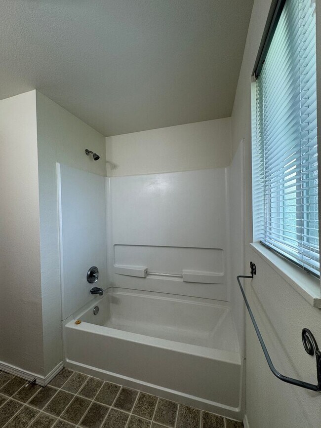 Building Photo - (KIE 1) 2-Bed, 1-Bath Duplex