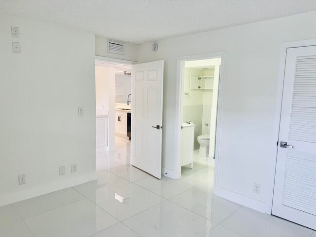 Building Photo - 9 Royal Palm Way