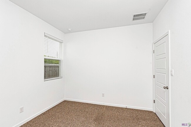 Building Photo - 910 Drago Dr
