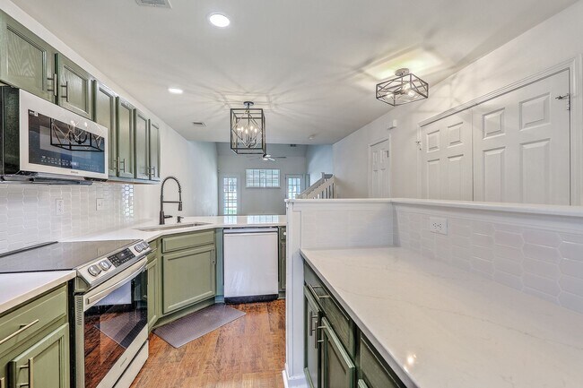 Building Photo - Charming 3-Bedroom Townhome in Summer Wood...