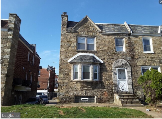 Building Photo - 1226 Hellerman St