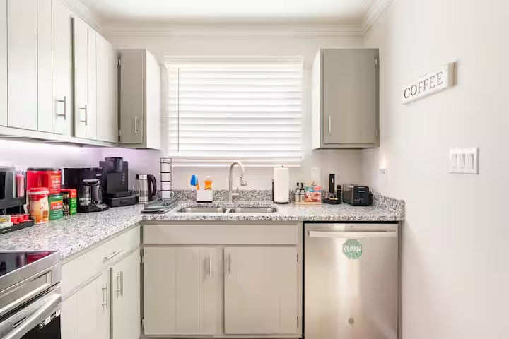 Building Photo - Room in Townhome on Baker Ct