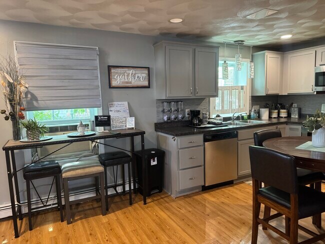 Building Photo - Spacious 2-Bedroom, 1.5-Bath Main-Floor Home in Providence