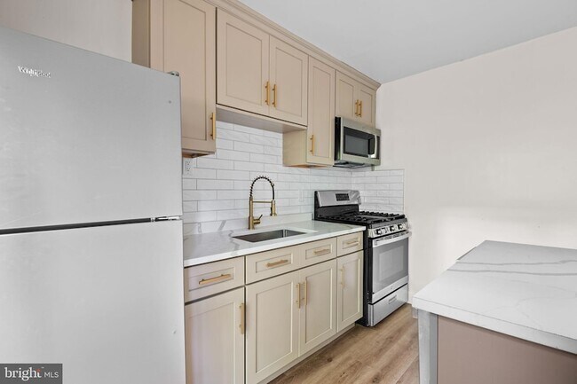 Building Photo - 322 S Poppleton St