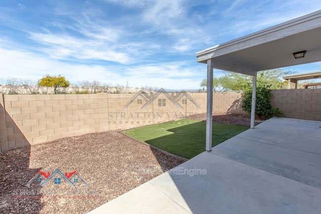 Building Photo - 5926 E Oasis Blvd