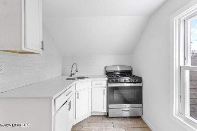 Building Photo - 207 Oakwood Ave