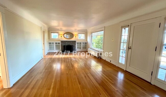 Building Photo - Unique Large 3BD I 2BA Home - Near Gabriel Park!