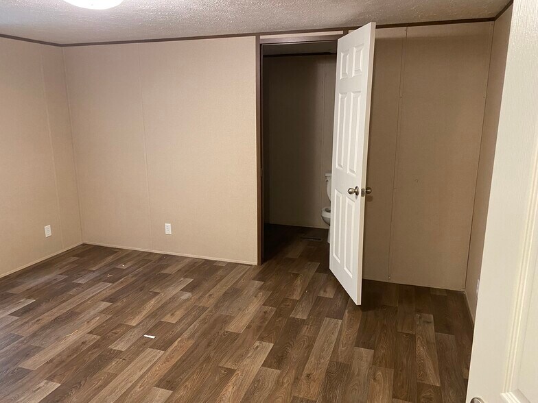 Building Photo - 1130 Freedom Rd