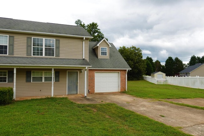 Building Photo - 204 River Oaks Cir