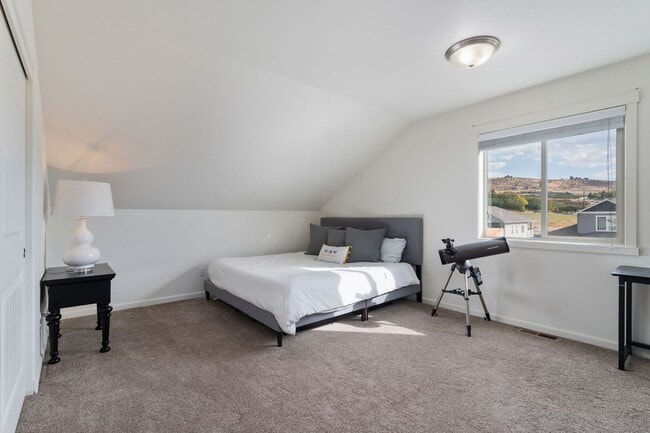 Building Photo - 3 Bedroom, 2 Bath Home