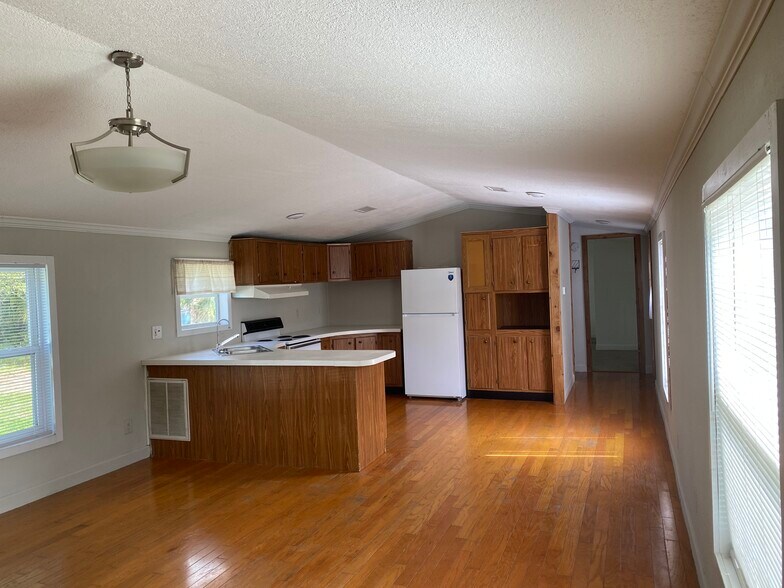Building Photo - 17014 Meridian Blvd