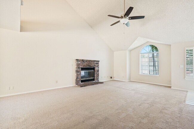 Building Photo - Charming home located in Clovis Unified School District!