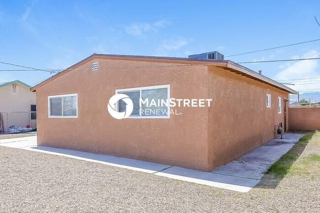 Building Photo - 4 Bedroom Pet-Friendly Home in North Las Vegas, NV with Main Street Renewal