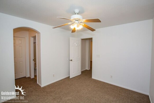 Building Photo - Bright & Spacious 3Bdm 2.5Ba Home with Private Backyard in Las Vegas