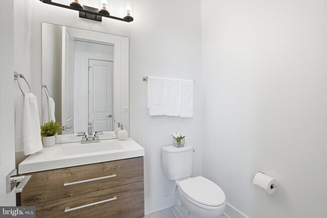 Building Photo - 1513 Oakview Dr