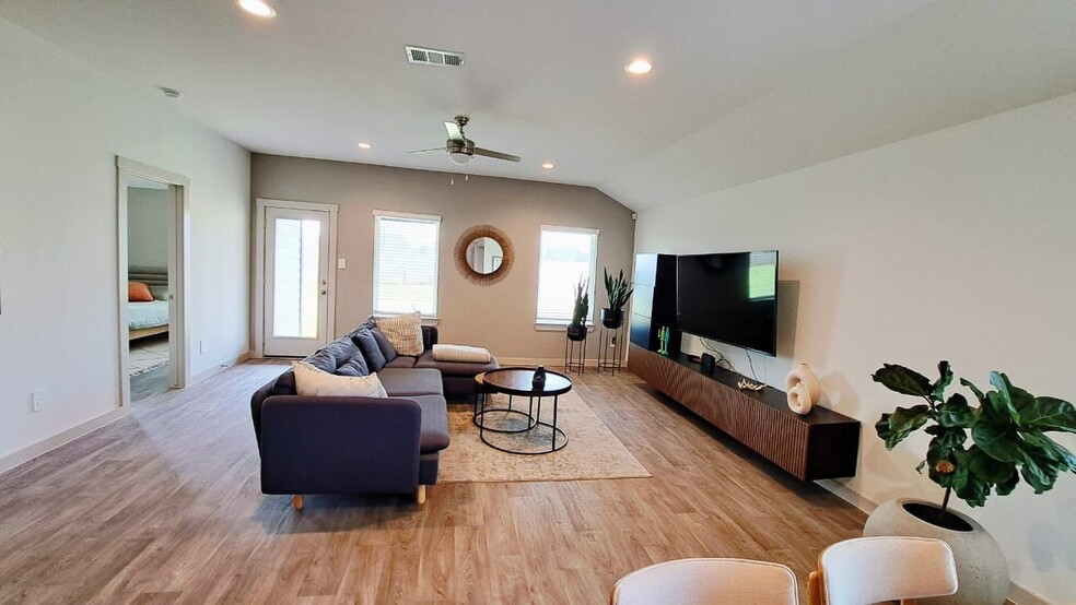 Building Photo - 3555 Crestfield Ln