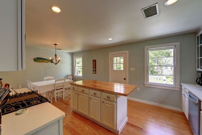 Building Photo - Furnished 4 Bedroom Home in Manteo!