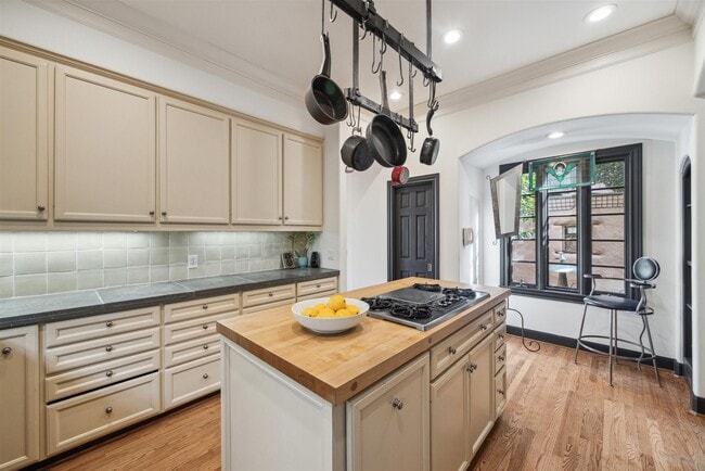 Building Photo - 2154 Avalon Pl