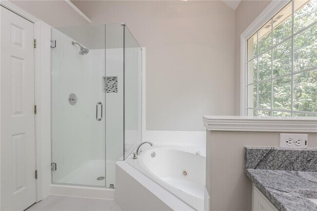 Building Photo - 2550 Highland Pointe Dr