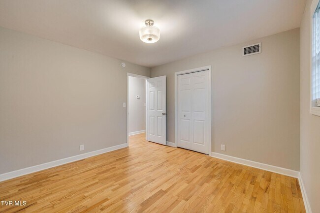 Building Photo - 336 W Ln St