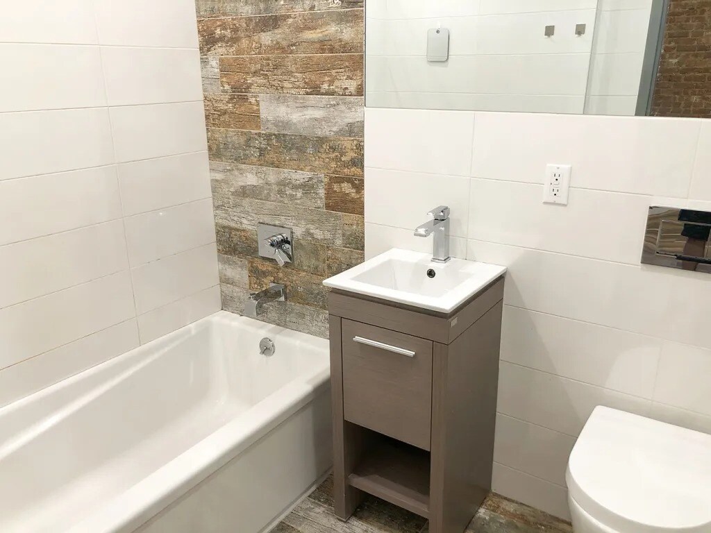 Building Photo - Furnished room/NOT APARTMENT