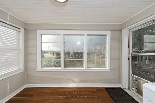 Building Photo - Updated 2 Bed 1 Bath Cottage in Established Neighborhood!